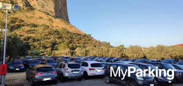 Piraineto Airport Parking