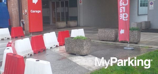 Venezia Center Parking Garage